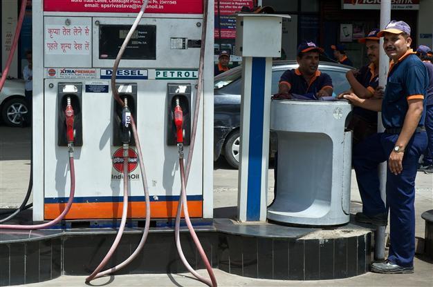 India oil minister slammed for plan to shut gas stations at night