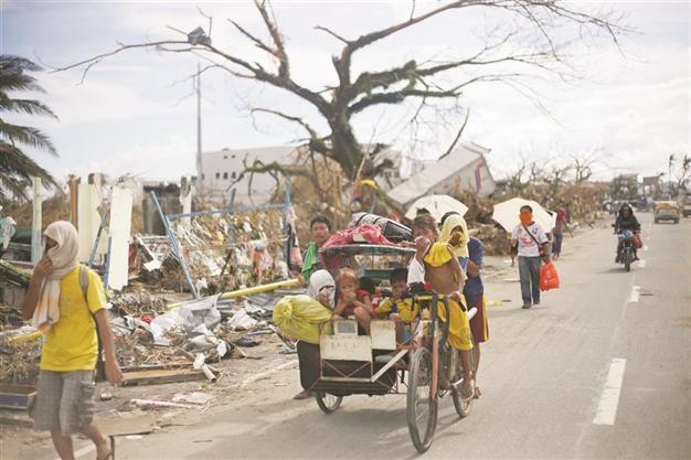 Philippine typhoon survivors loot and dig up water pipes