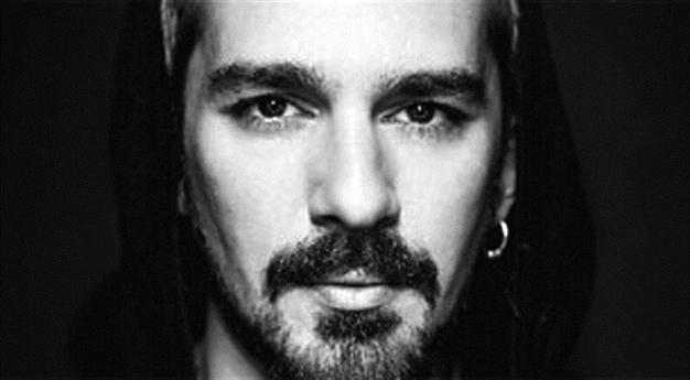 Koray Candemir sings for fans at Hayal