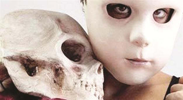 Social and symbolic aspects in theater play