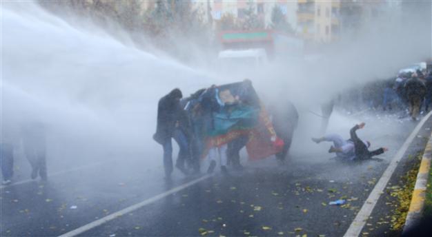 Over 10 injured in Diyarbakır demo in reaction to Yüksekova protesters’ death