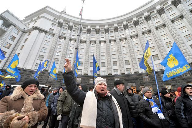 Ukraine PM warns opposition to halt protests