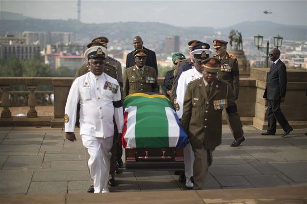 Mandelas body arrives at South Africas Union Buildings
