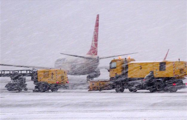 Heavy snow, thunderstorms pummel Turkey, disrupting transport