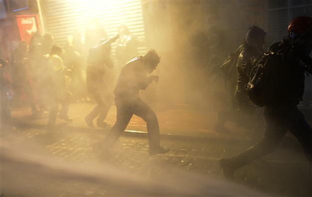 Police in Istanbul stage crackdown on protesters denouncing Turkish govt over graft scandal