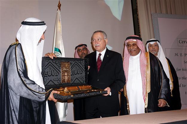 OIC head İhsanoğlu hands over presidency