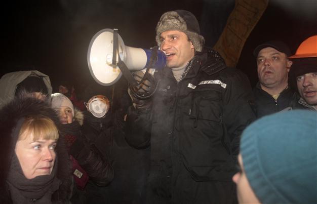 Protesters seize administrations in six Ukraine regions