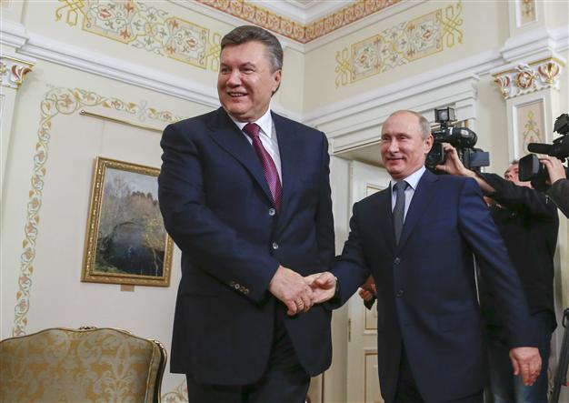 Ukraines Yanukovich heads for talks in Russia with Putin: news agency