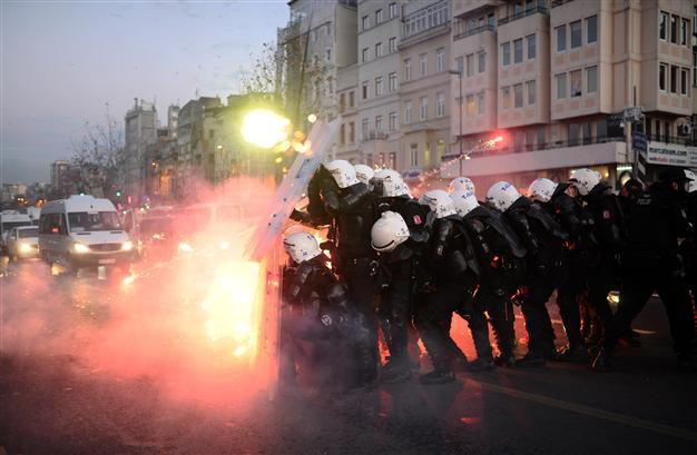 Police intervene in Istanbul group gathered to denounce deaths of Yüksekova protesters