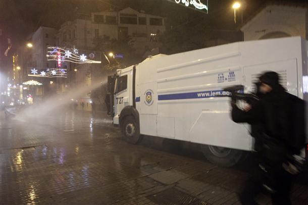Police disperse protest against Internet law in Istanbul’s Taksim