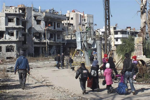Syria aid teams prepare to renew Homs evacuations