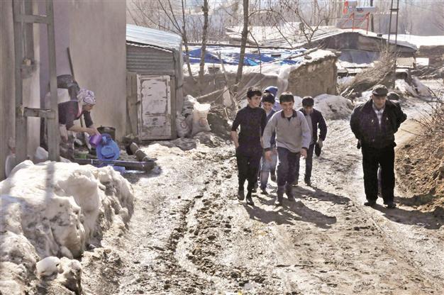 Locals ban politicians’ entry into street due to lack of infrastructure in southeastern Turkey