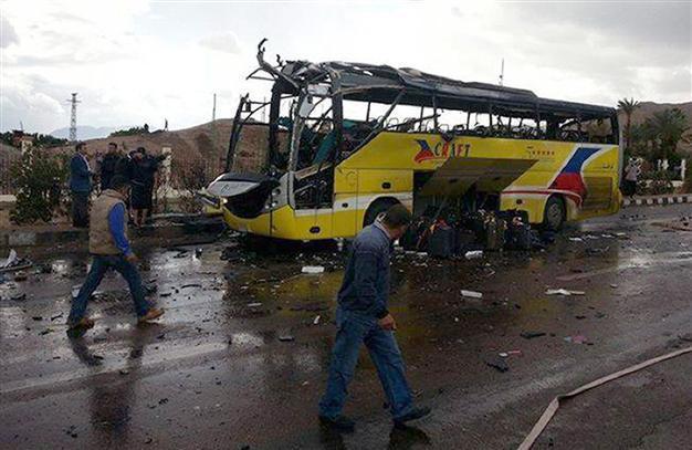 4 killed as bomb hits Egypt bus carrying South Korean tourists