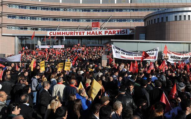 CHP stages flamboyant ceremony for Şişli Mayor Sarıgüls return to party