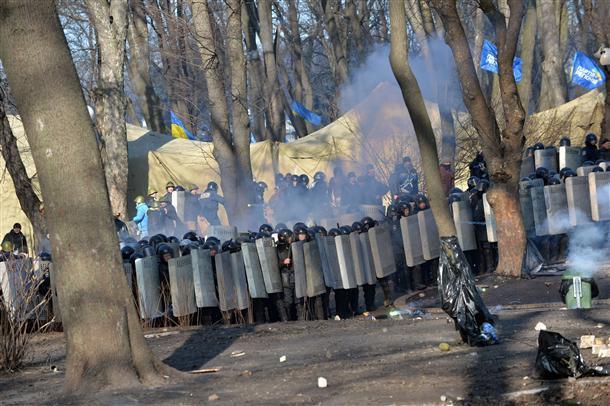 Death toll in Ukraine clashes climbs to 25 as police advance on protesters