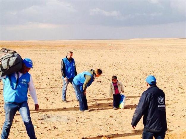 Photo goes viral of lost Syria refugee child