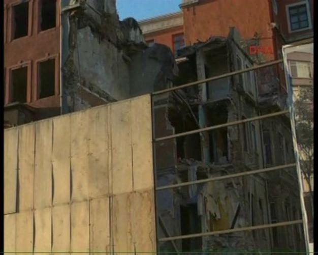 Part of building collapses in Istanbuls Beyoğlu