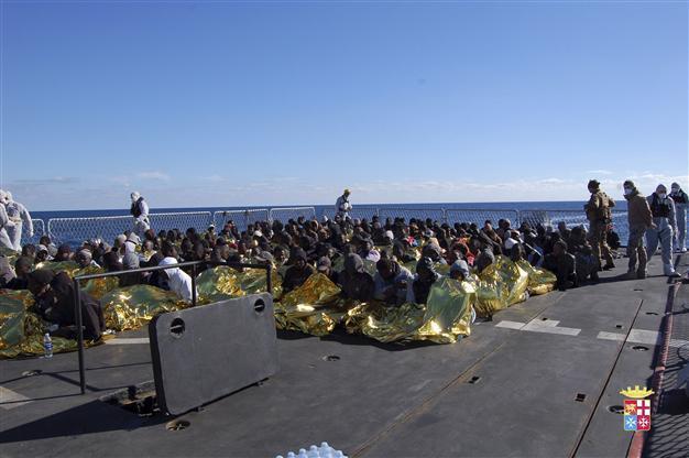 Italian navy rescues 600 migrants from six boats
