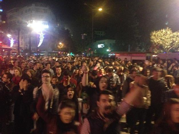 Two women detained over ‘ugly’ gesture at Turkish PM Erdoğan released