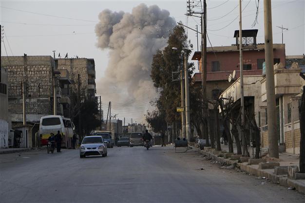 Syrian troops, rebels battle for key Aleppo district