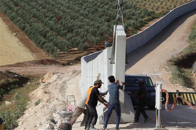 Turkey builds portable wall on border with Syria