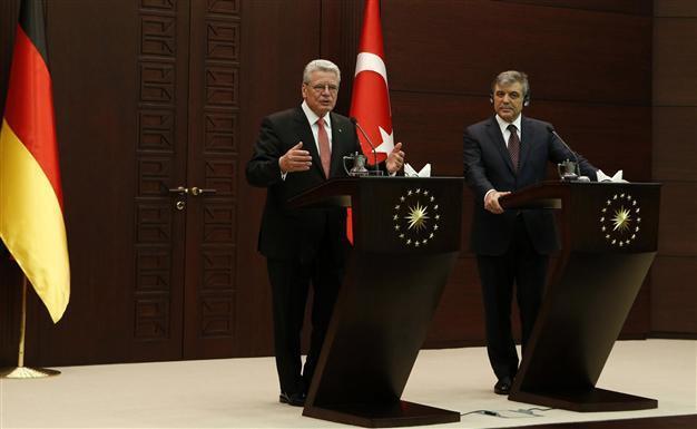 Gauck has questions on Turkish democracy