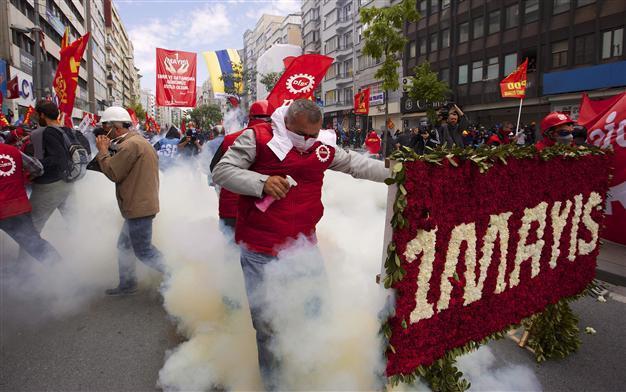As it happened: Police keep Taksim Square shut by means of tear gas and water cannon on tense May Day in Istanbul