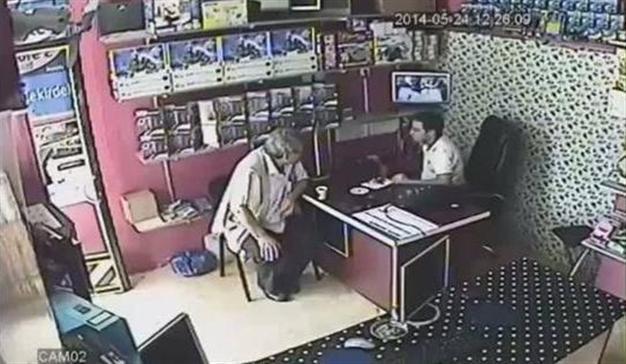 VIDEO: Keep calm and take your tea, two Turks say during earthquake