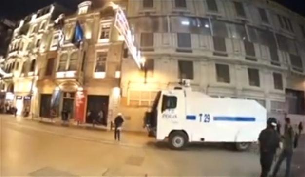 Protester challenges TOMA with smart move to escape water