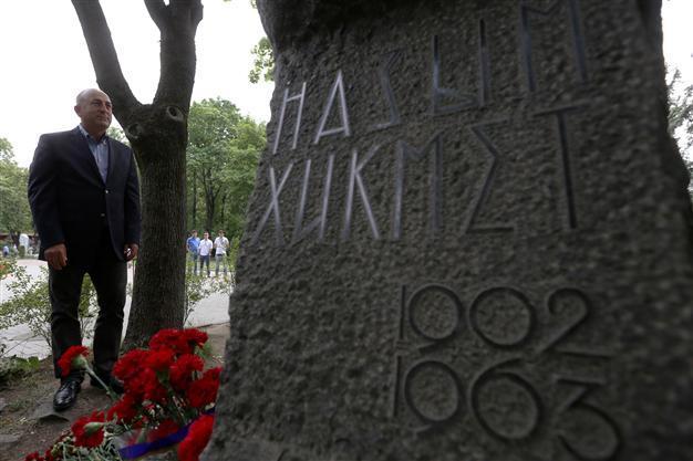 EU Minister visits Turkish poet Nazım Hikmet’s grave in Moscow