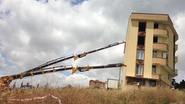 Tenants continue living in crooked apartment building in industrial Istanbul suburb