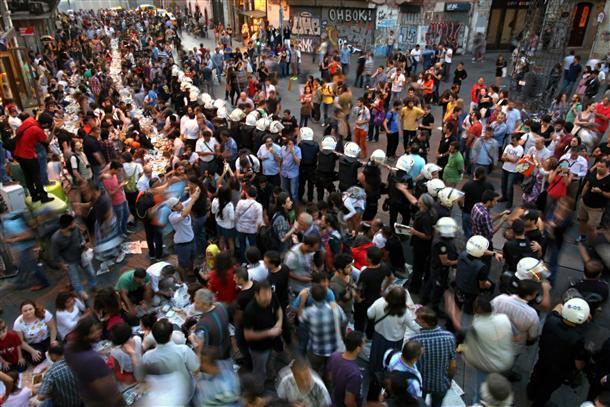 Anti-capitalist Muslims hold iftar in Taksim again under tight police surveillance