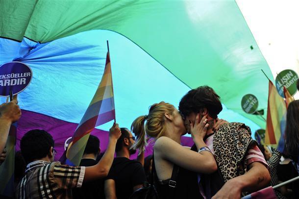 ‘Where are you, babe’ Thousands attend Gay Parade in Istanbul
