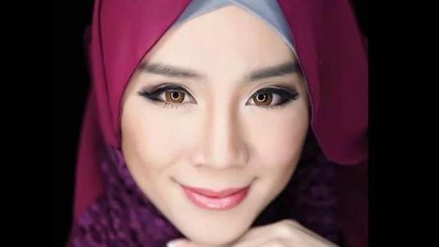 Former Playboy bunny converts to Islam