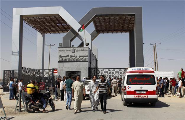 Egypt opens border to wounded Palestinians: official