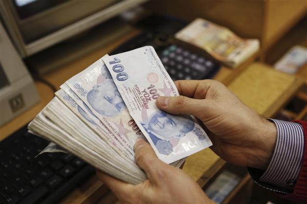 Turkey narrows current account deficit further in February