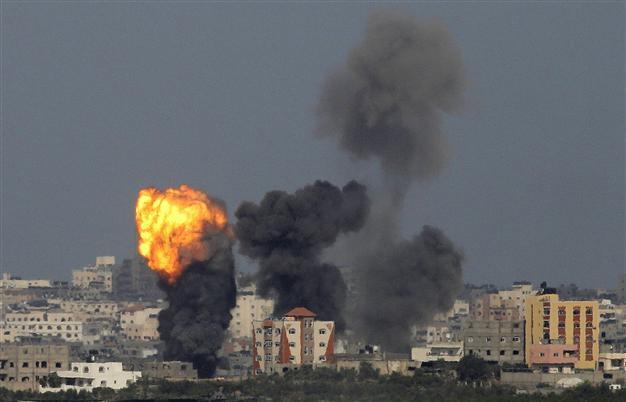 Israel defies UN truce call in first Gaza ground assault