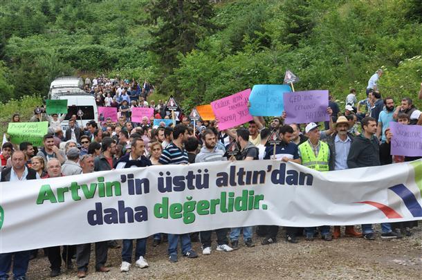 Black Sea highlanders form 3-km human chain against gold, copper mine project