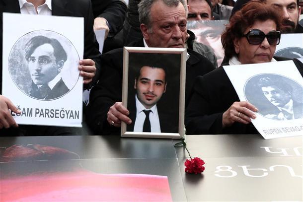 Large crowd including activists and intellectuals commemorate 1915 in Istanbul