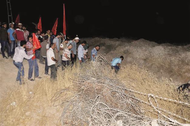 Hundreds of Kurds enter Syria to fight ISIL as Turkey increases security on Rojava border