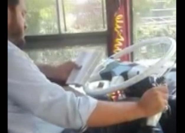 VIDEO: Istanbul bus driver’s license canceled after being caught reading book while driving