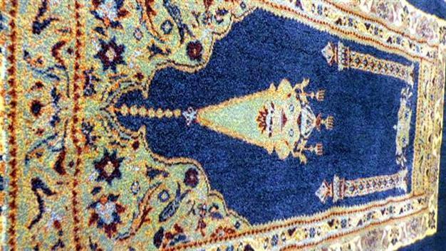 Priest-like shapes on carpets spark crisis in Batman mosques