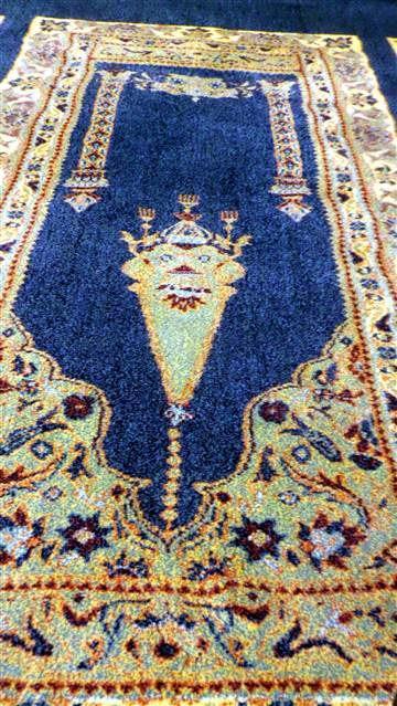 Priest-like shapes on carpets spark crisis in Batman mosques
