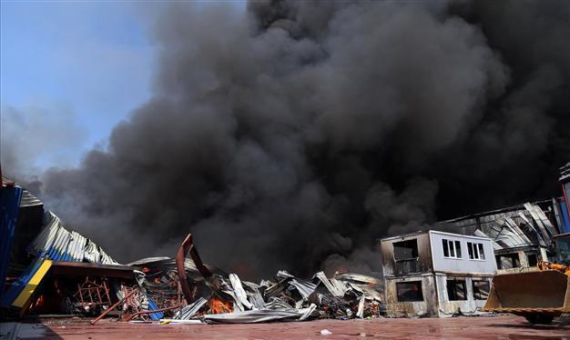 Large fire at textile plant causes fear