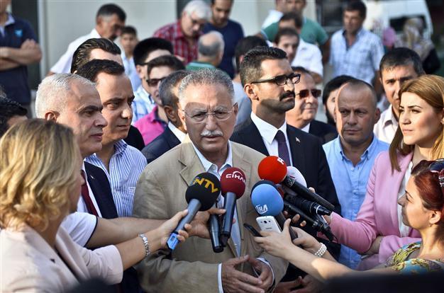 Presidential candidate İhsanoğlu calls rivals, leaders to wish happy holiday