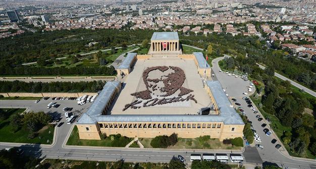 6,000 people honor Atatürk’s memory by forming his portrait