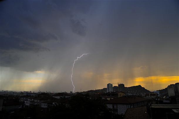 Feel of tropics coming to town: Ankara thunderstruck overnight