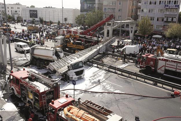 VIDEO: One killed as overpass collapses on busy Istanbul highway: Police chief