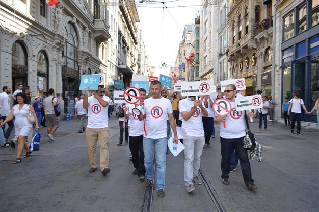 Istanbuls backwards-walkers mark 1980 military coup