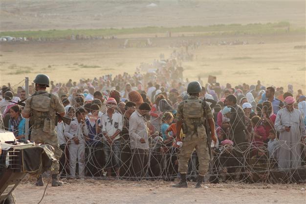 Turkey opens border to Syrian Kurds fleeing ISIL offensive